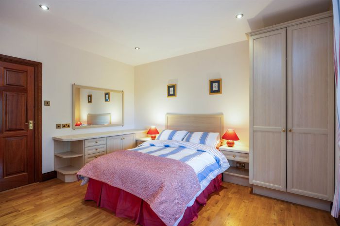 Hillview Cottage , 9-11 Lisleen Road