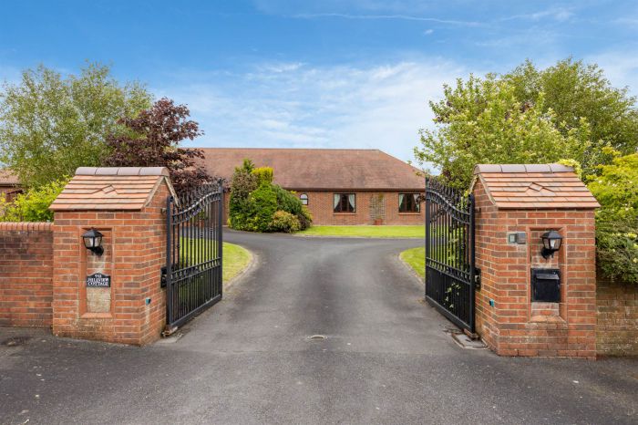 Hillview Cottage , 9-11 Lisleen Road