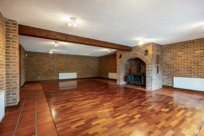 Hillview Cottage , 9-11 Lisleen Road