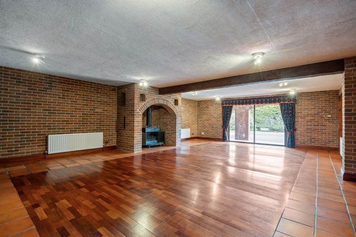 Hillview Cottage , 9-11 Lisleen Road