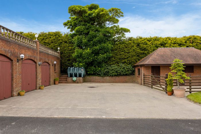 Hillview Cottage , 9-11 Lisleen Road