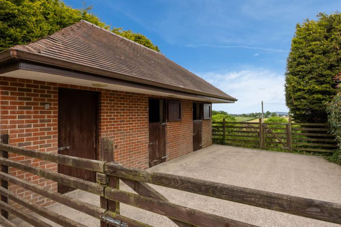 Hillview Cottage , 9-11 Lisleen Road