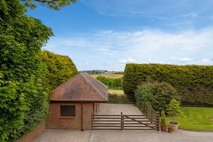 Hillview Cottage , 9-11 Lisleen Road