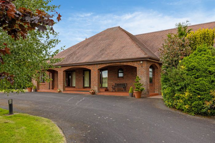 Hillview Cottage , 9-11 Lisleen Road