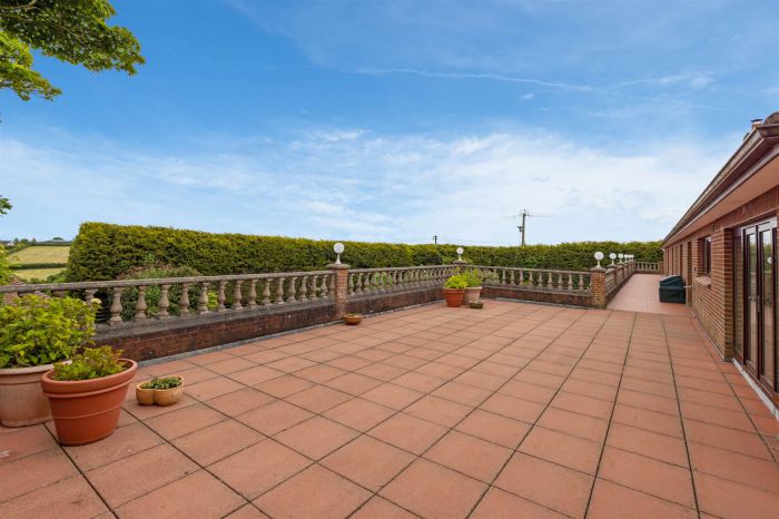 Hillview Cottage , 9-11 Lisleen Road