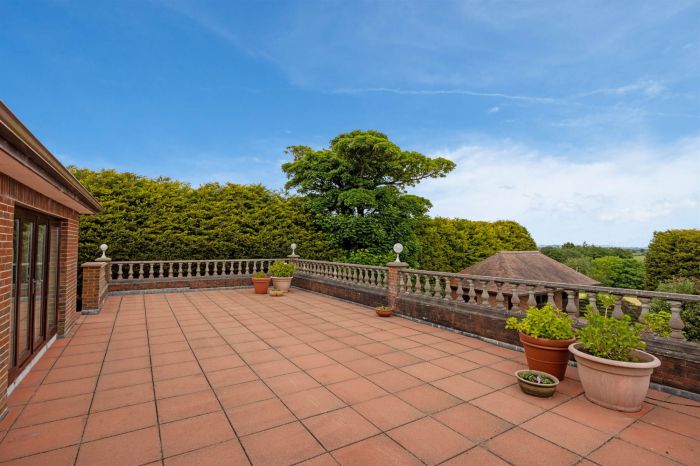 Hillview Cottage , 9-11 Lisleen Road