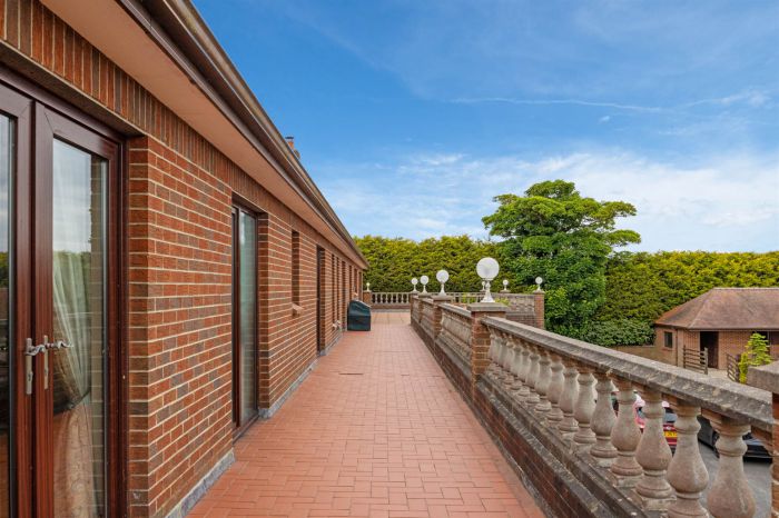 Hillview Cottage , 9-11 Lisleen Road