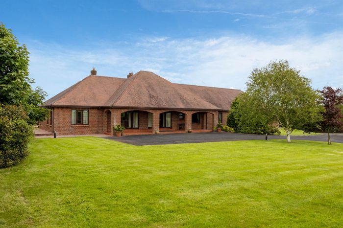 Hillview Cottage , 9-11 Lisleen Road