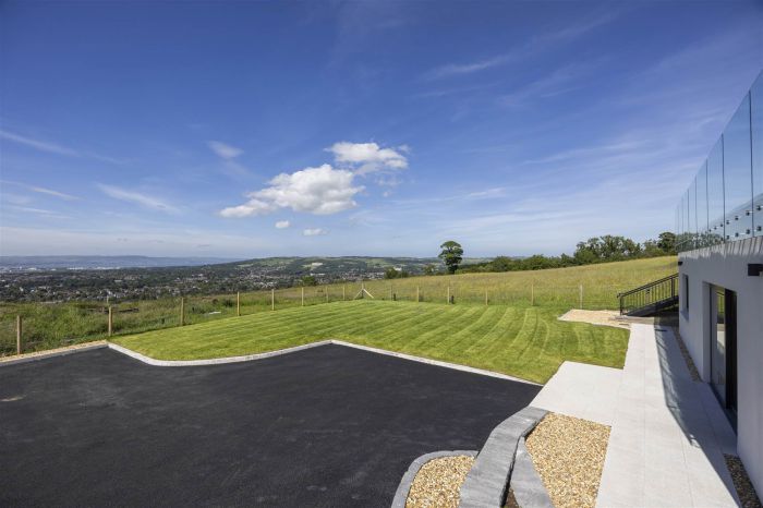 51A Middle Braniel Road