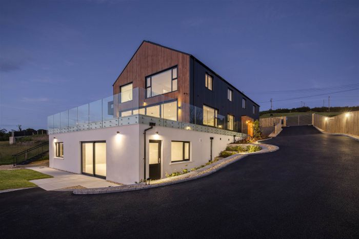 51A Middle Braniel Road