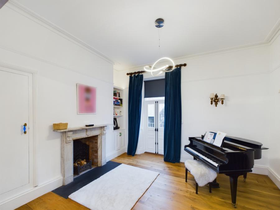 10 Upper Crescent