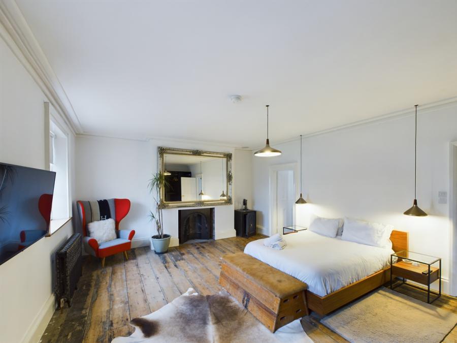 10 Upper Crescent