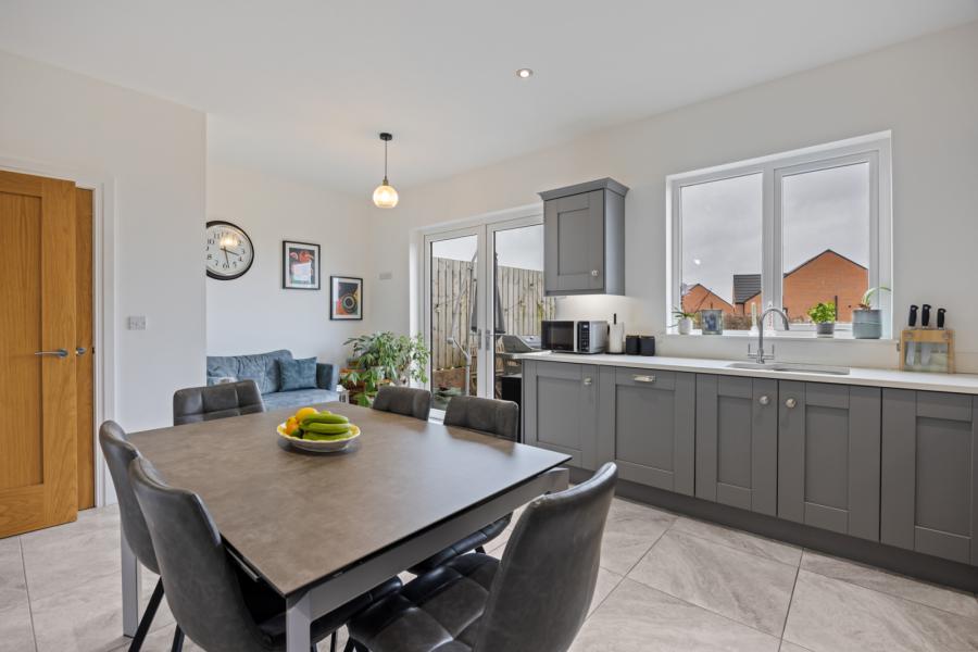 8 Castlegowan Crescent