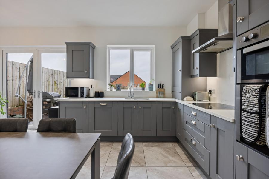 8 Castlegowan Crescent