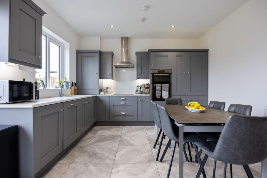 8 Castlegowan Crescent