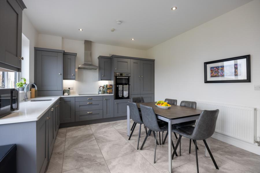 8 Castlegowan Crescent