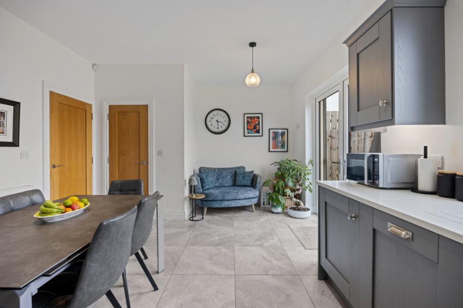 8 Castlegowan Crescent