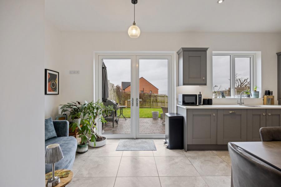 8 Castlegowan Crescent