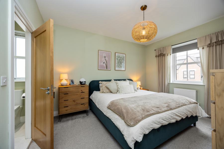 8 Castlegowan Crescent