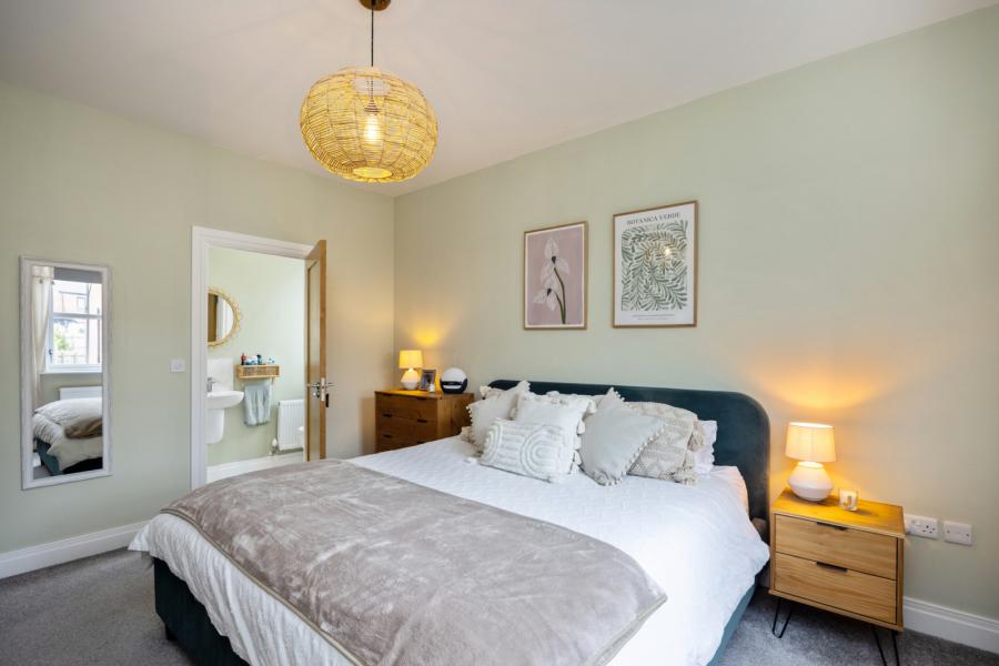 8 Castlegowan Crescent