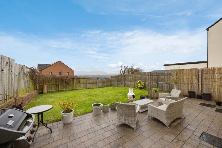 8 Castlegowan Crescent