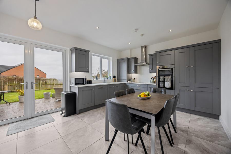 8 Castlegowan Crescent