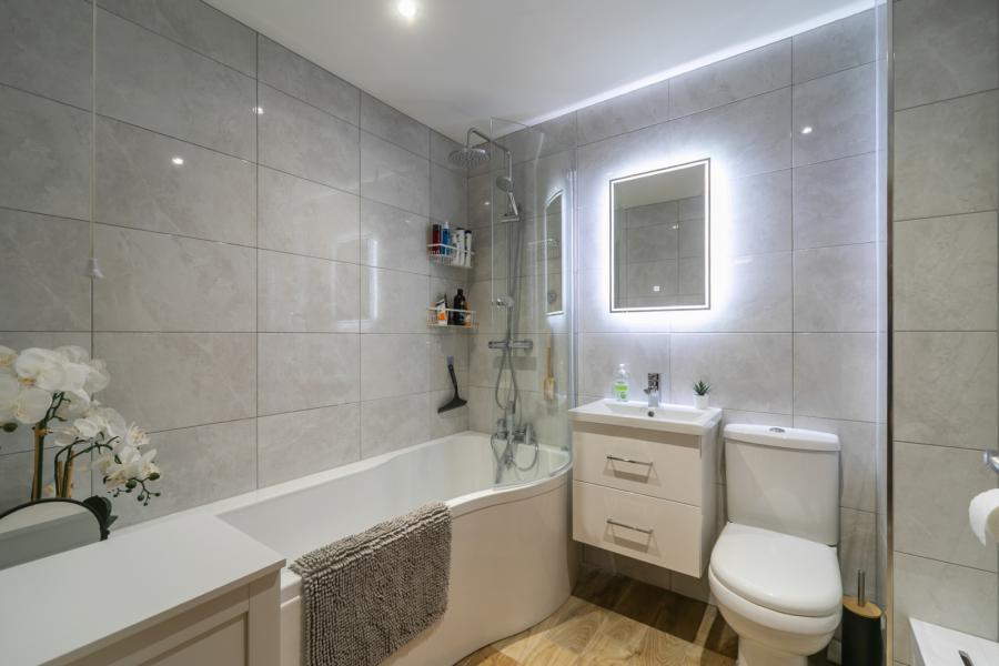 Apartment 12, 1A Inverary Drive