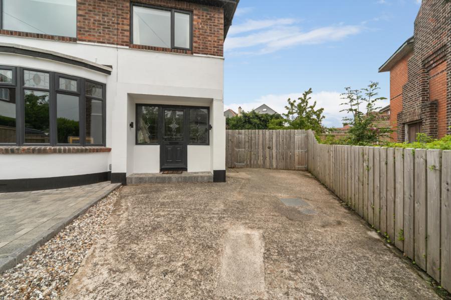 12 Coolmoyne Park