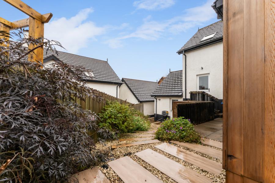 3 Brackens View