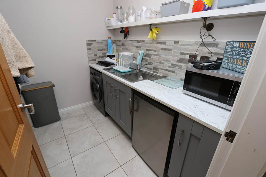 16 Lakebourne Lodge