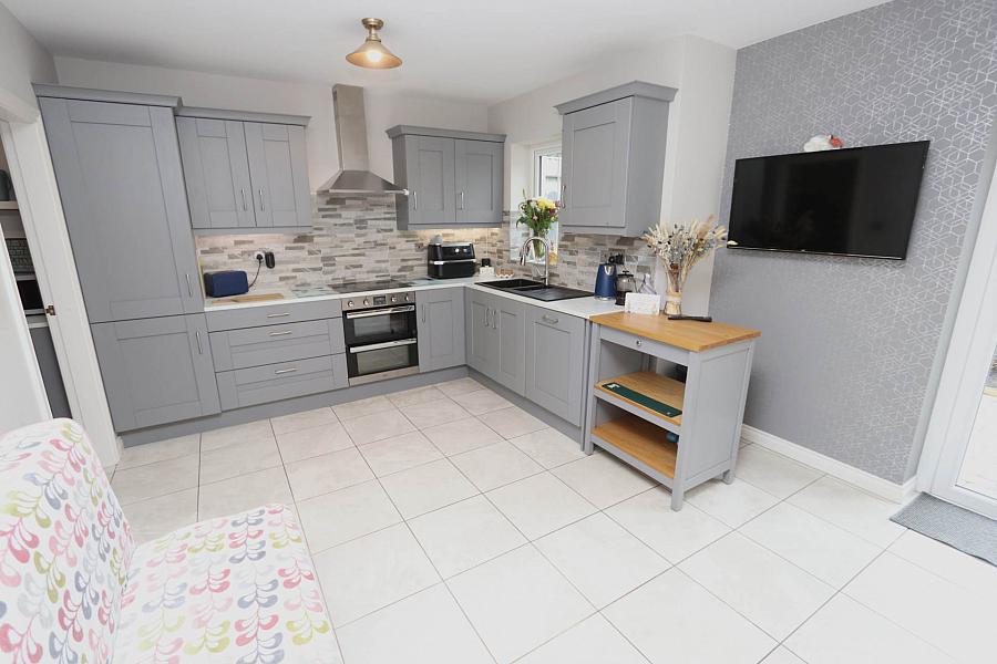 16 Lakebourne Lodge