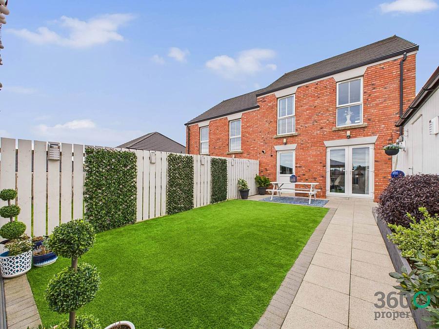 16 Foxton Wood Avenue