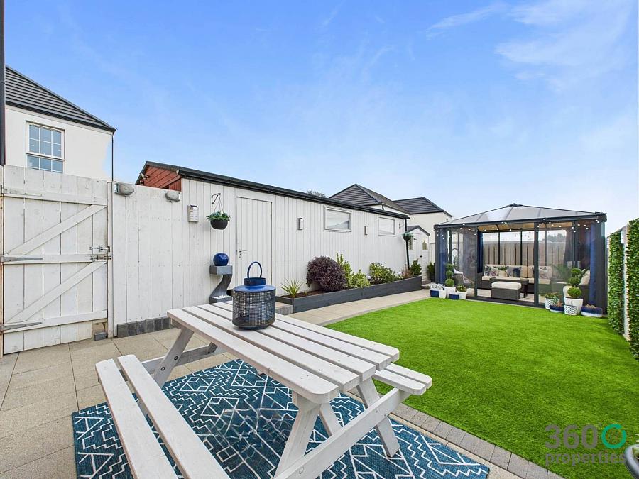 16 Foxton Wood Avenue