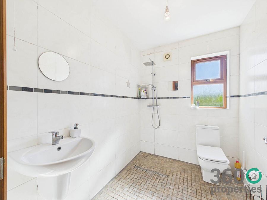 8 Maxwells Road