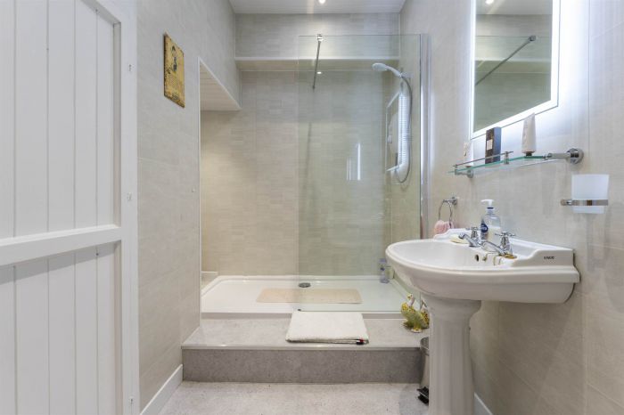 The Lodge, 18 Ballyeasborough Road