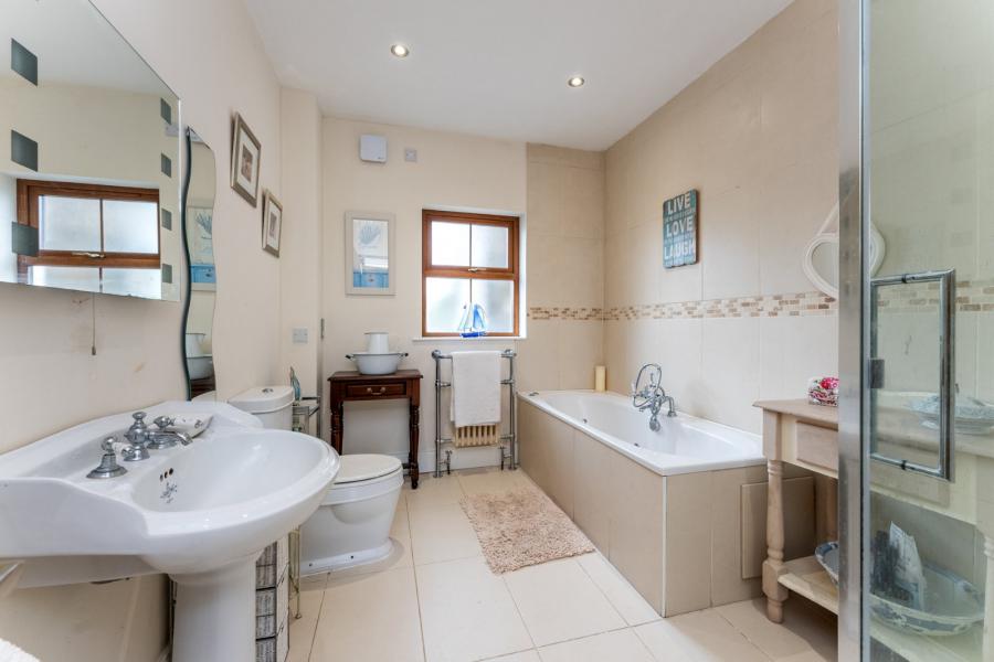 Longview Lodge, 7a Inishargy Road