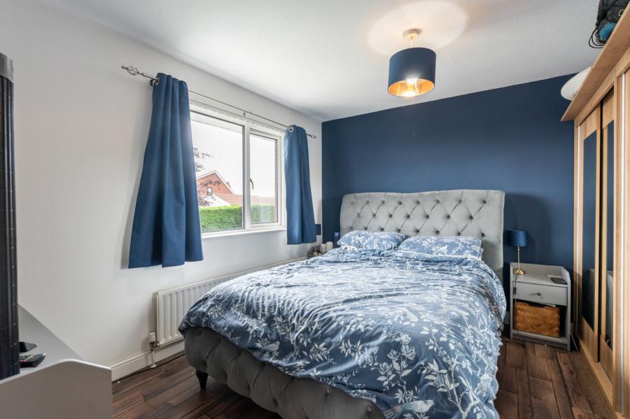 6 Priory Close