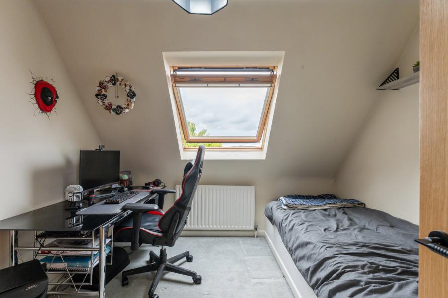 6 Priory Close