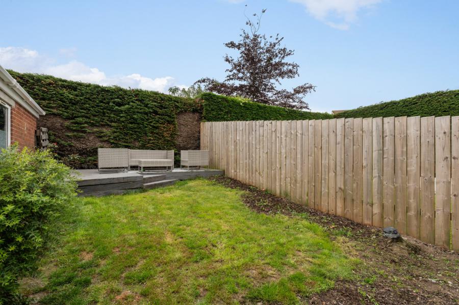 6 Priory Close