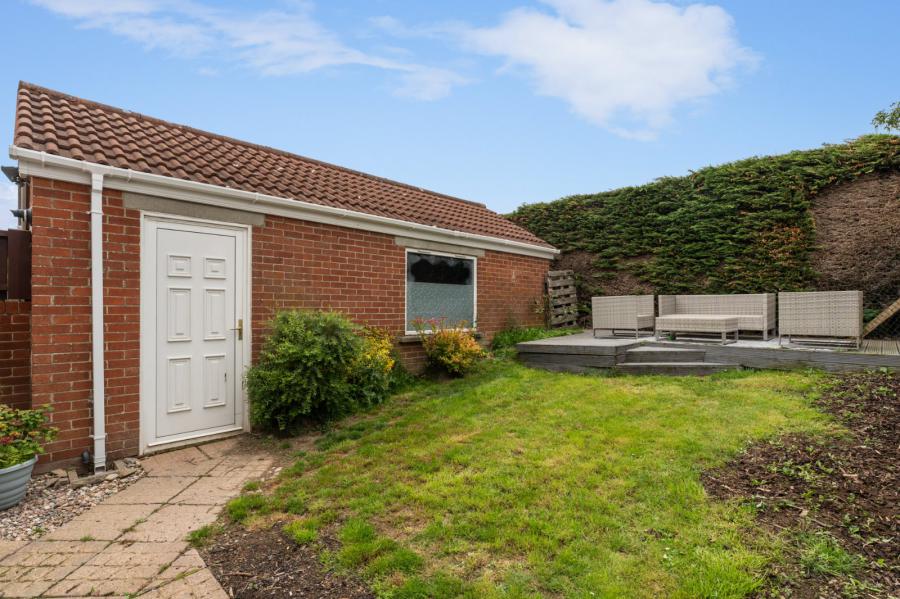 6 Priory Close