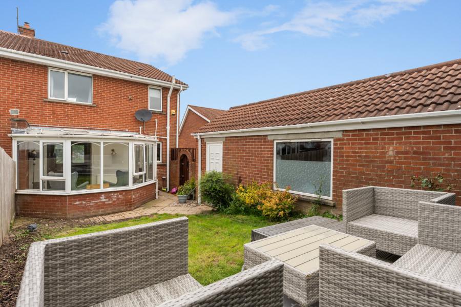 6 Priory Close