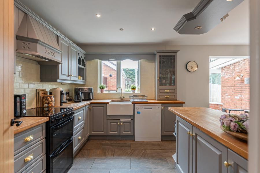 6 Priory Close