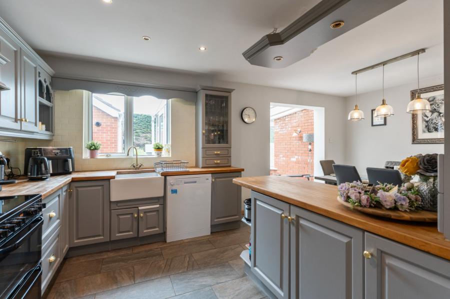 6 Priory Close