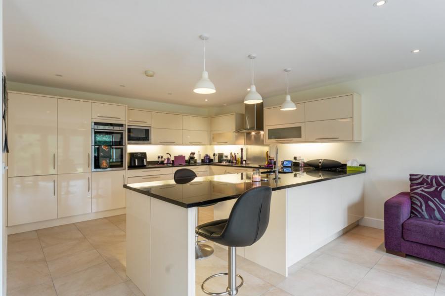 17 Helensview Park