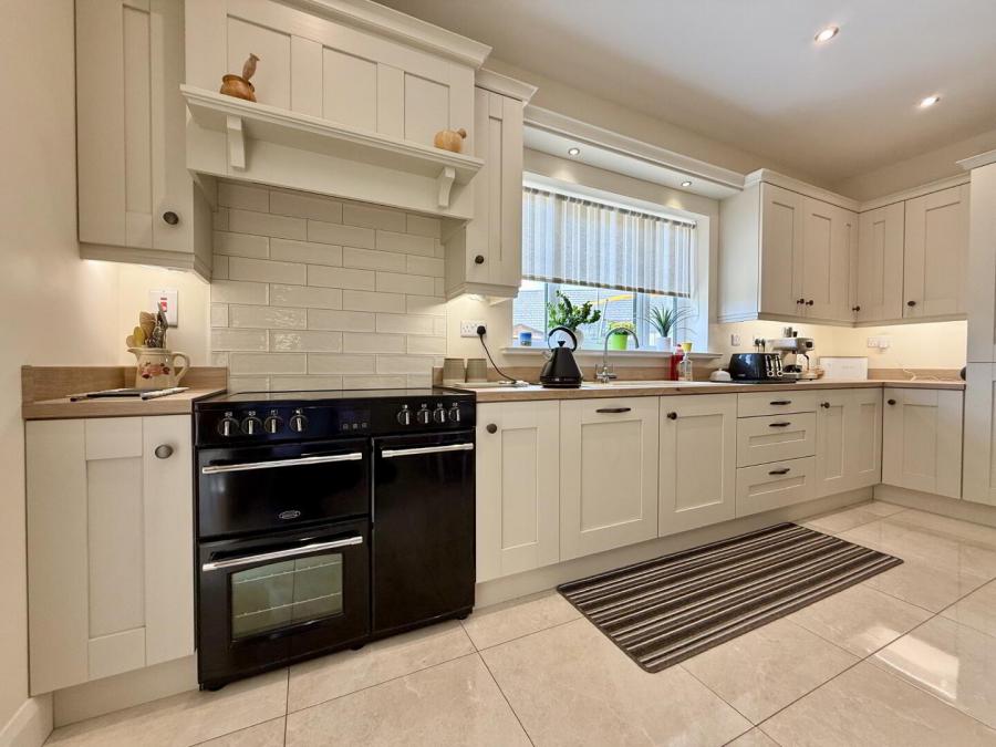 12 Crewroe Avenue