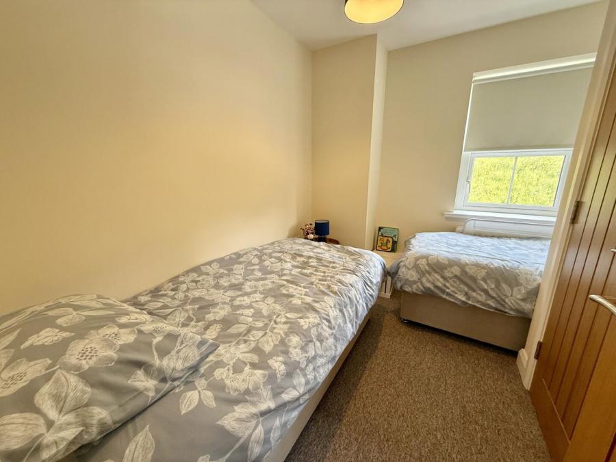 12 Crewroe Avenue
