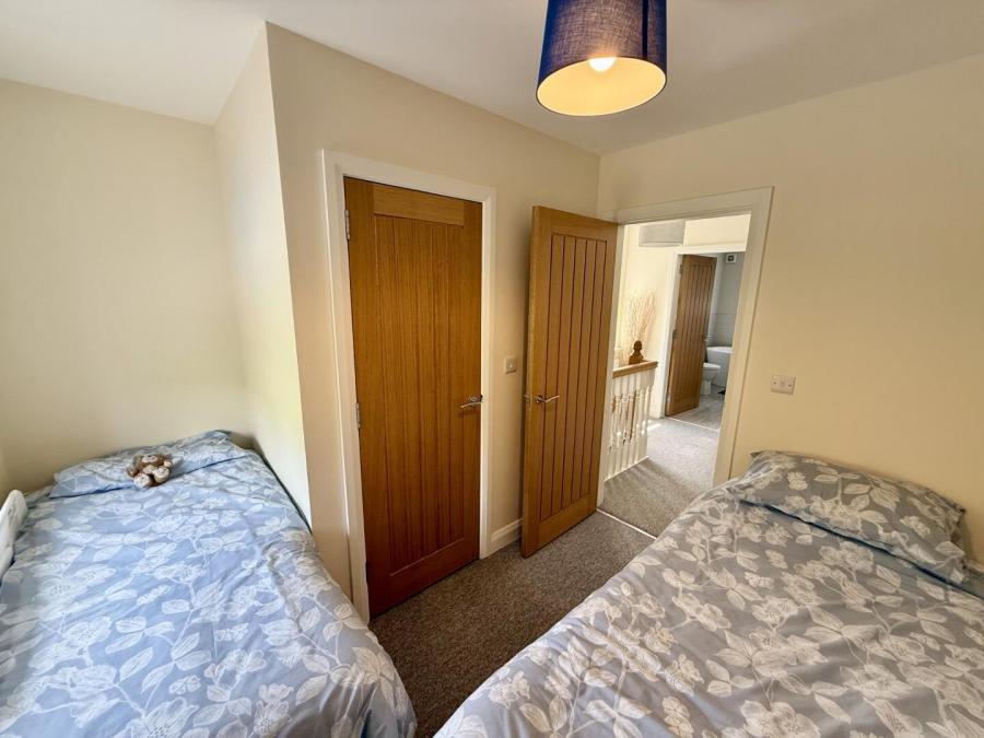 12 Crewroe Avenue