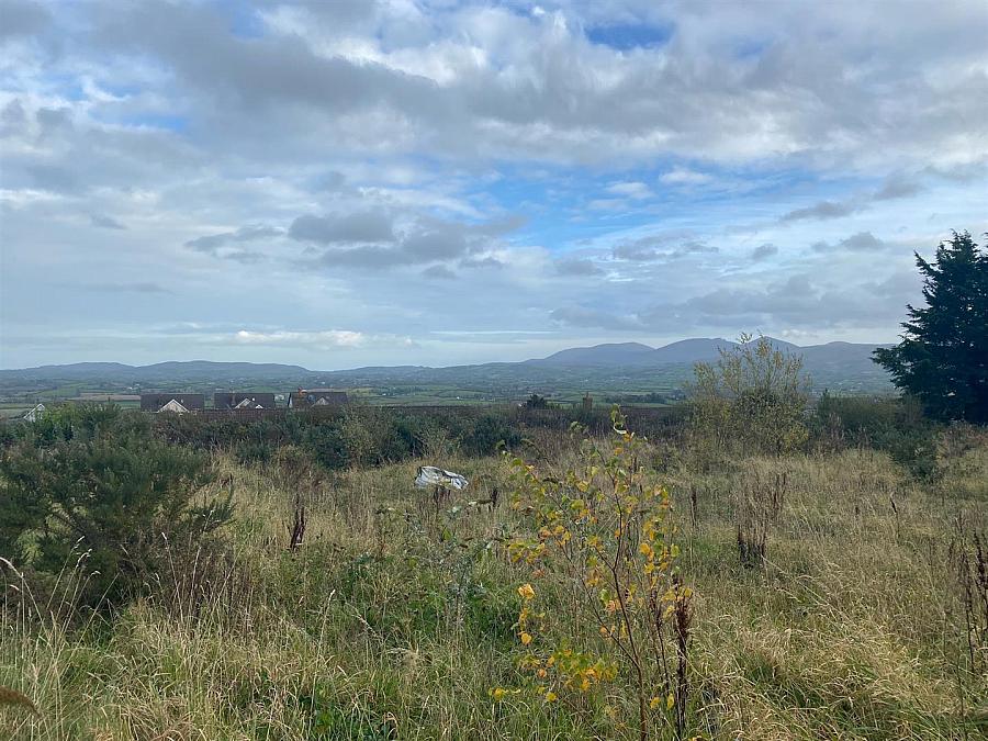 Adj to and south east of, 1 Castle Hill
