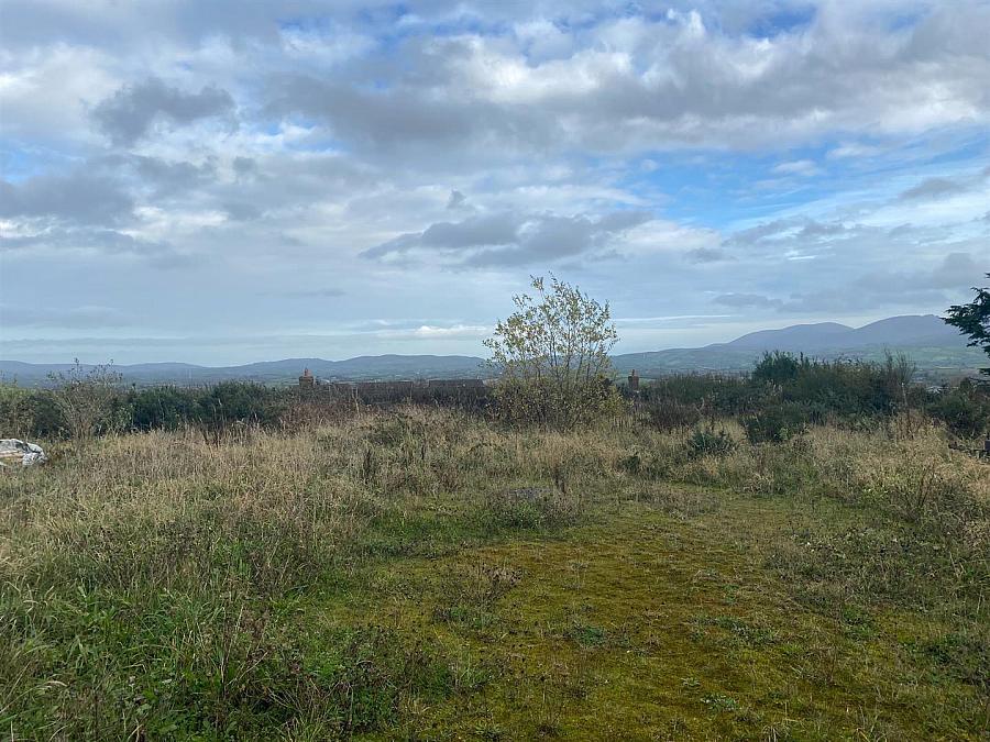 Adj to and south east of, 1 Castle Hill