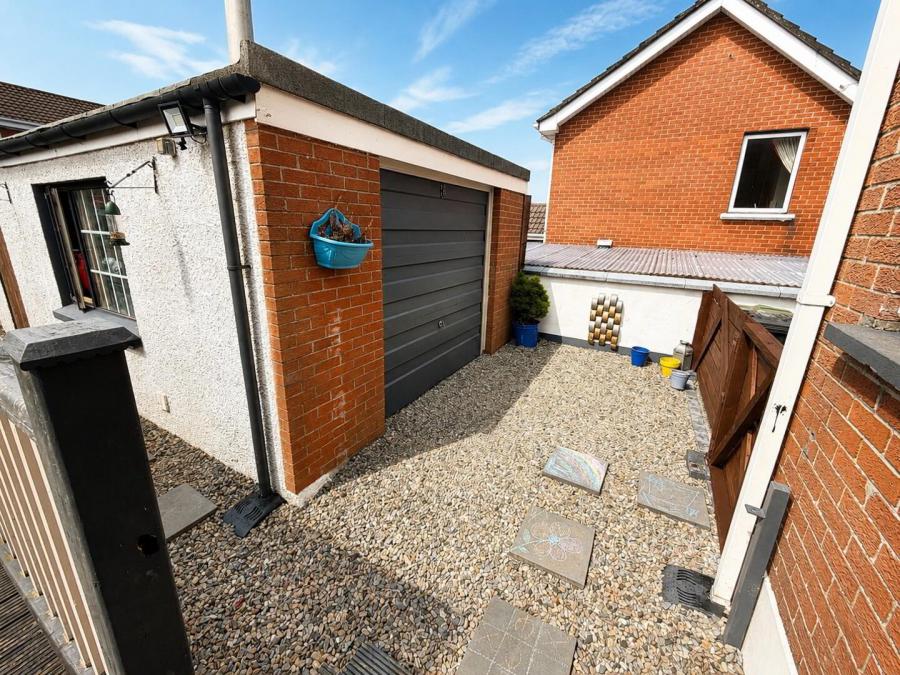 10 Erosmore Drive